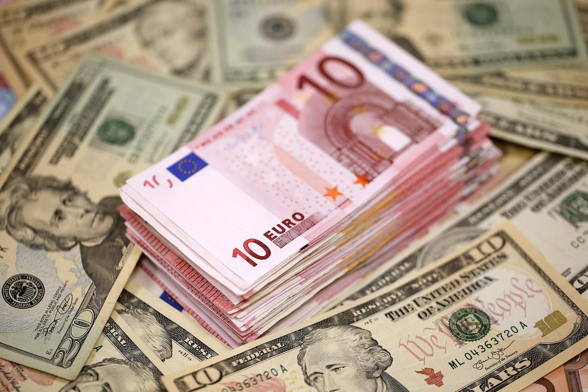 الدولار يستقر قرب أعلى مستوياته في 14 شهرا مقابل الأورو