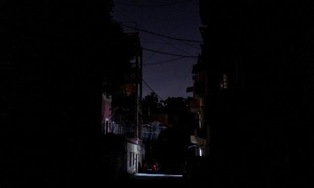 انقطاع التيار الكهربائي بشكل كامل في لبنان