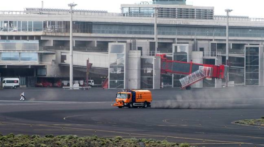 Eruption à La Palma: réouverture de l'aéroport, après une fermeture due aux cendres