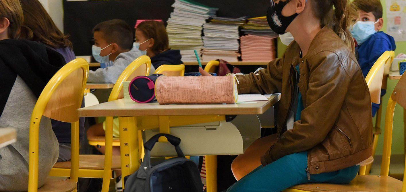 France : l'obligation du port du masque dans les écoles levée dans une vingtaine de départements