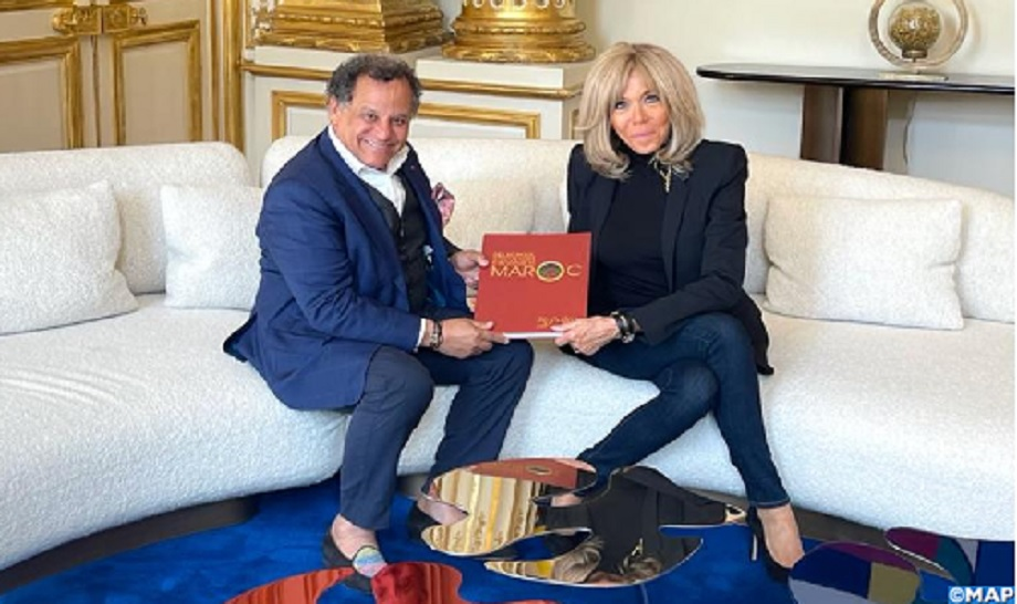 Mehdi Qotbi remet à Brigitte Macron le catalogue-livre de l’exposition Eugène Delacroix organisée au MMVI de Rabat