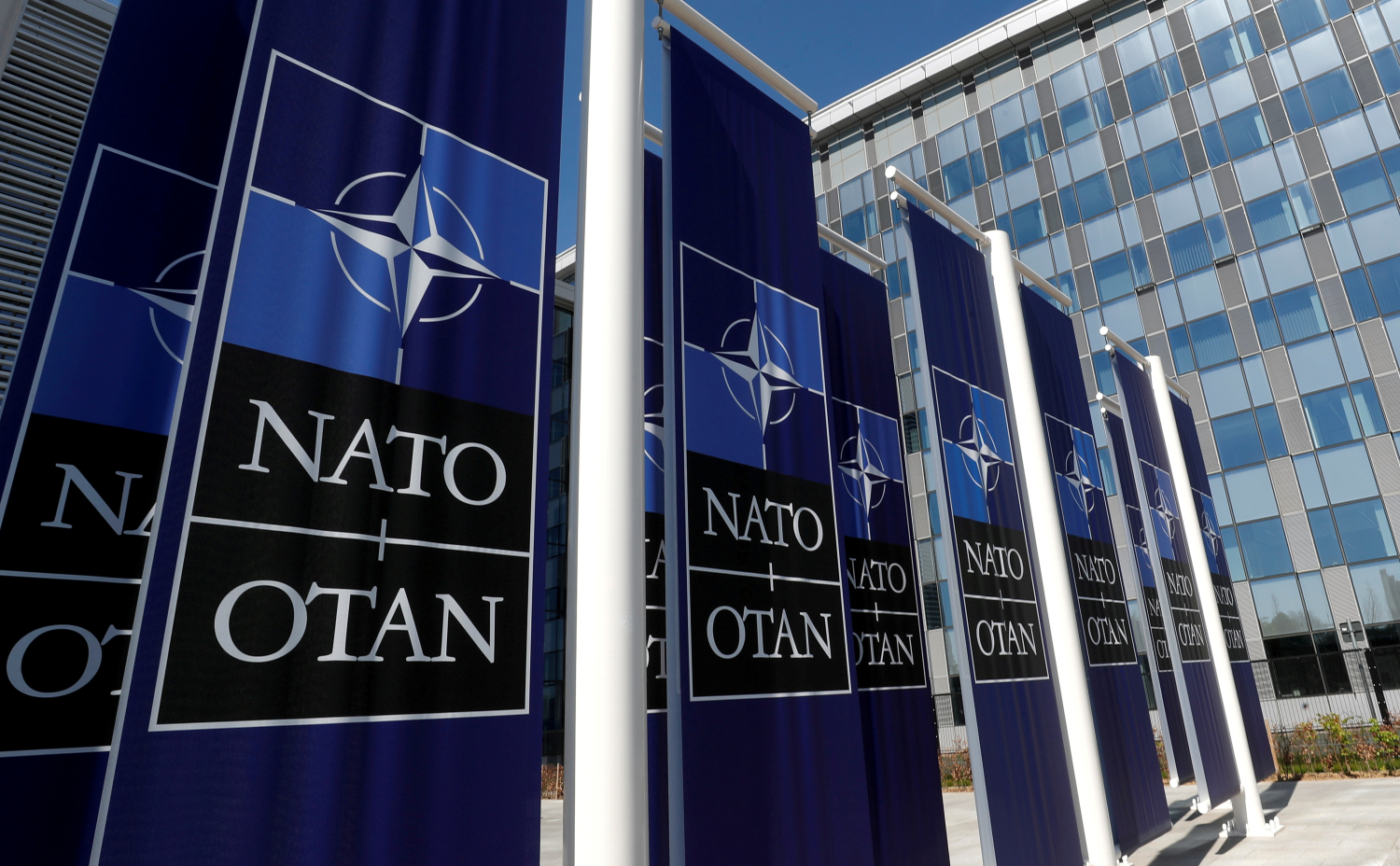 روسيا تعلق عمل بعثتها لدى الناتو