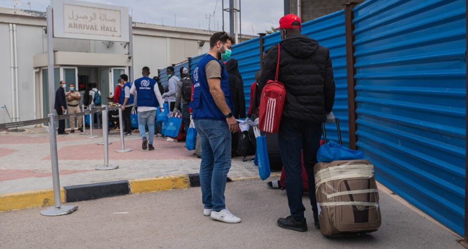 ليبيا .. المنظمة الدولية للهجرة تعلن استئناف رحلات ترحيل المهاجرين