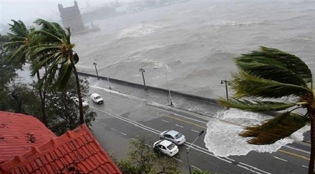 اقتراب الإعصار "ريك" من السواحل المكسيكية