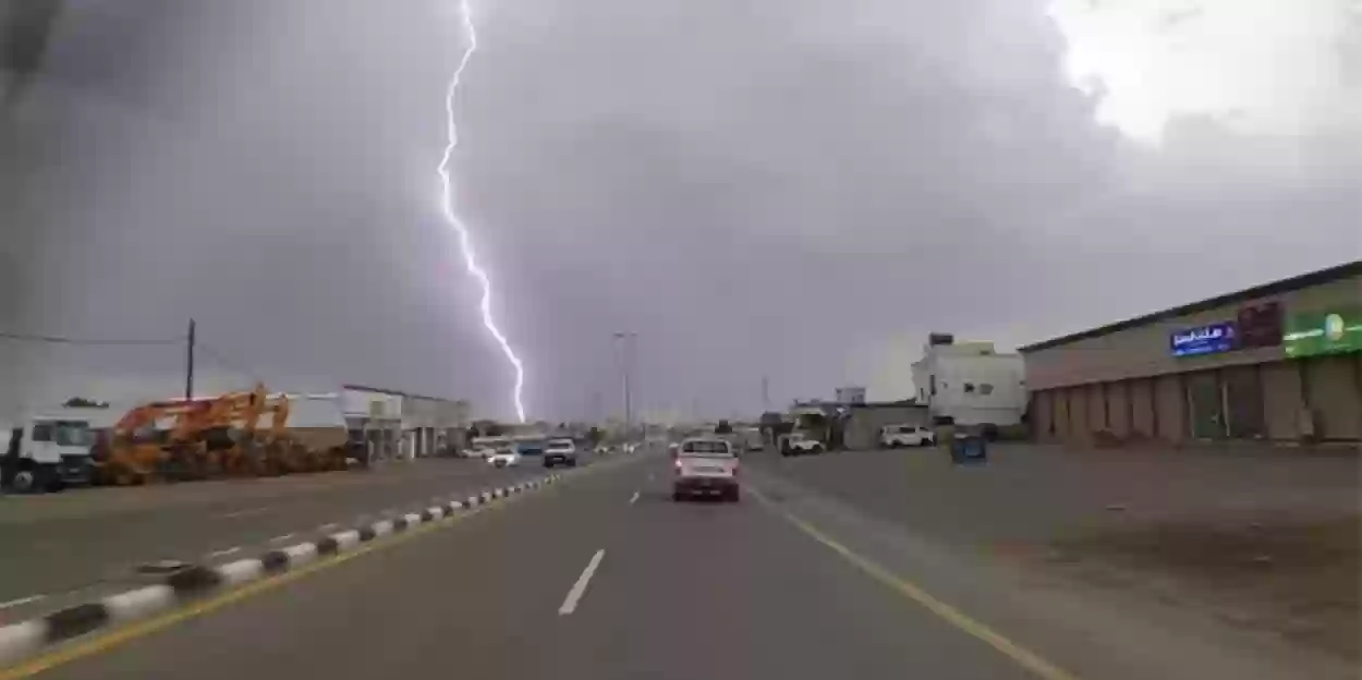 حالة وفاة في أمطار رعدية وسيول ضربت أجزاء من السعودية