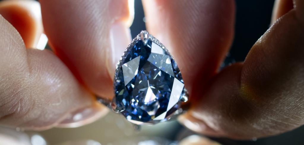 Un rare diamant bleu adjugé plus de 25 millions de dollars à Genève