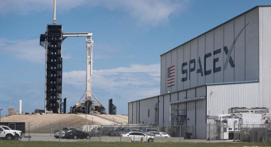 "سبيس إكس" تطلق مجموعة جديدة من الأقمار الصناعية إلى الفضاء