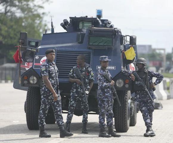 Nigeria : l'armée mobilisée pour retrouver les 25 écolières enlevées Nigeria : l'armée mobilisée pour retrouver les 25 écolières enlevées