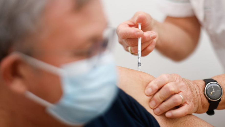 Covid-19: les Etats-Unis autorisent une troisième dose de vaccin pour tous les adultes