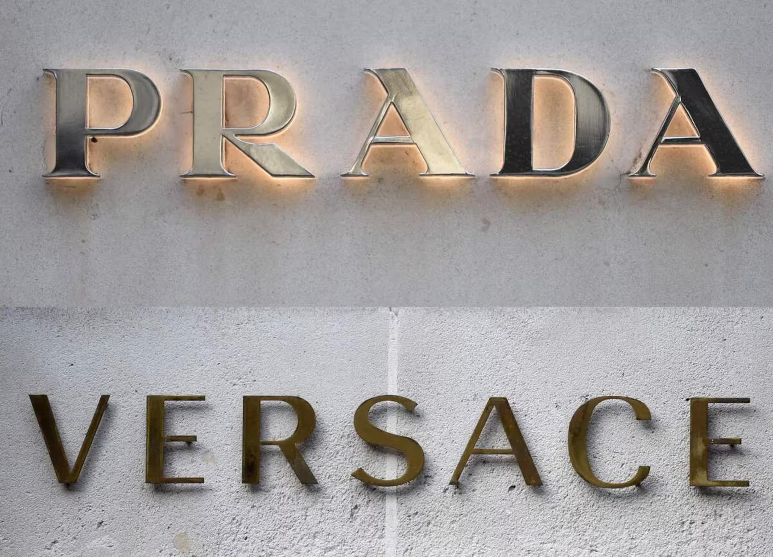 Prada acquiert Versace et forme un nouveau titan du luxe italien Prada acquiert Versace et forme un nouveau titan du luxe italien