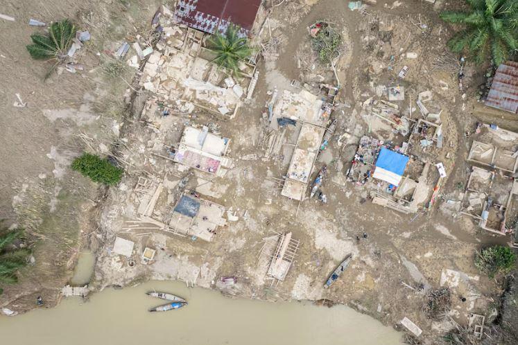 فيضانات إندونيسيا تودي بحياة أكثر من 800 شخص