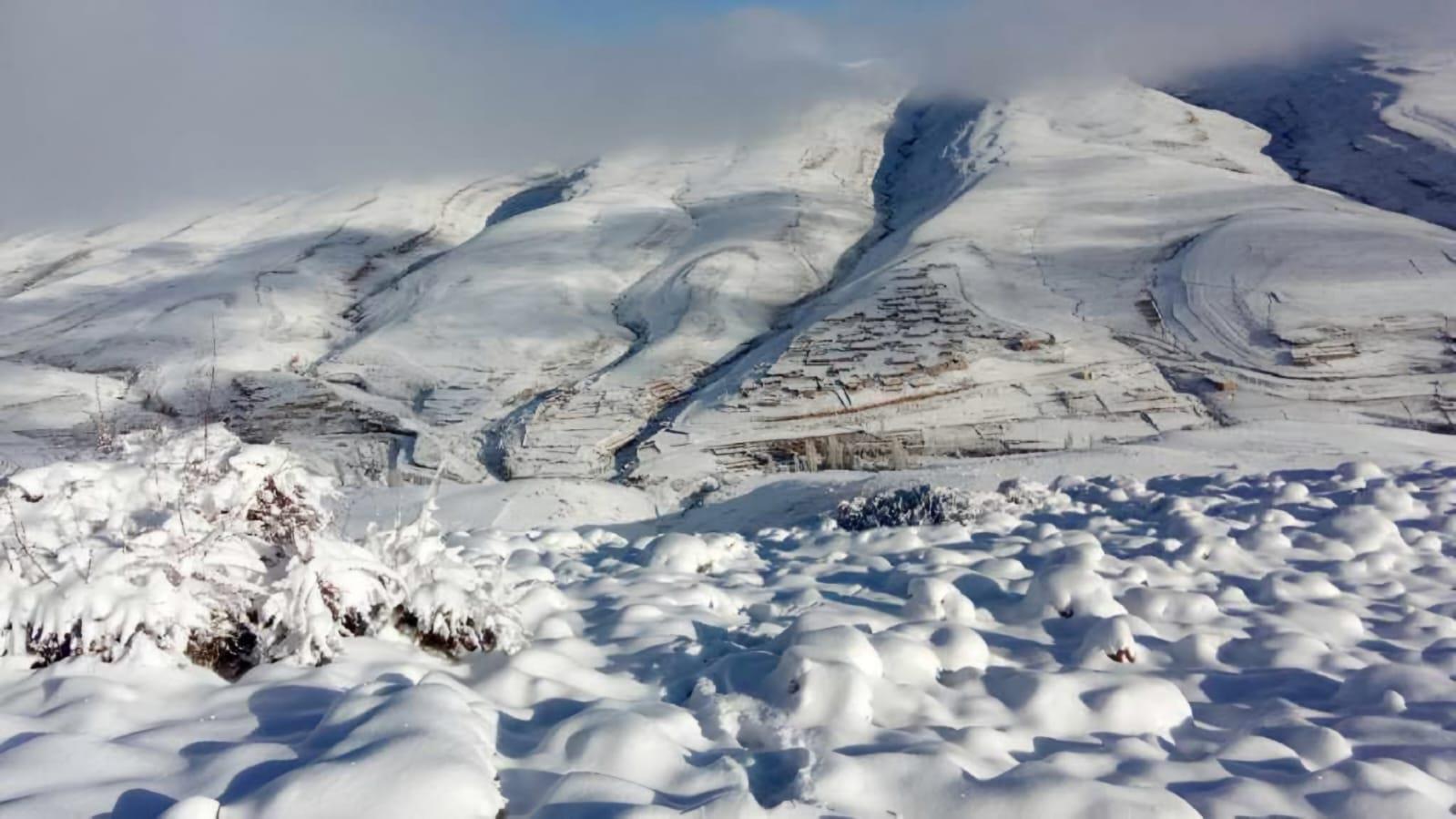 فيديو .. البياض يغطي مرتفعات جبلية بإقليم بولمان فيديو .. البياض يغطي مرتفعات جبلية بإقليم بولمان