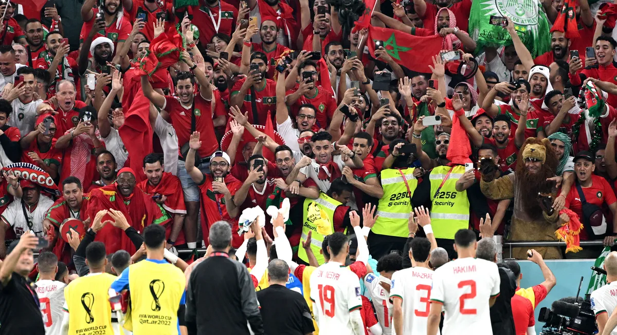 فيفا: الجماهير المغربية اللاعب رقم واحد في تأهل المنتخب المغربي