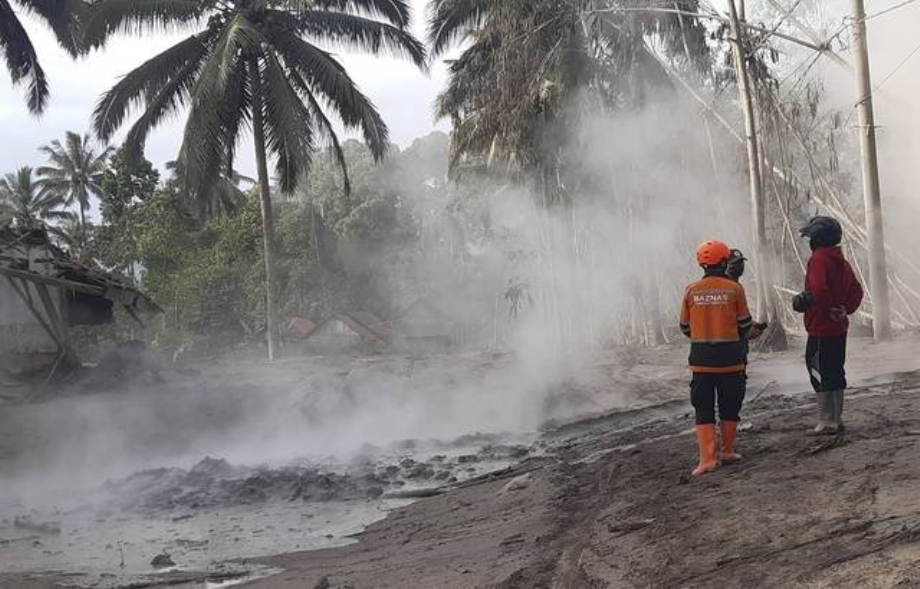Indonésie: l'éruption du volcan Semeru fait 13 morts