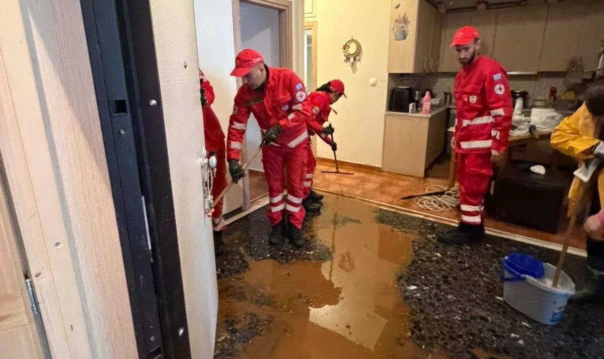 الحياة تتعطل في أثينا..عاصفة شديدة تؤثر على المرور وتغلق المدارس