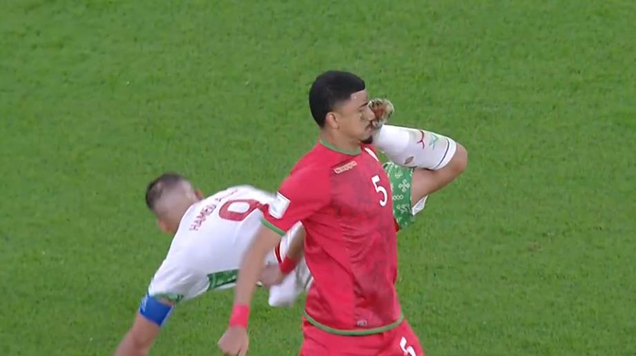 فيديو: بعد تدخل عنيف .. حمد الله يتلقى البطاقة الحمراء مع بداية الشوط الثاني