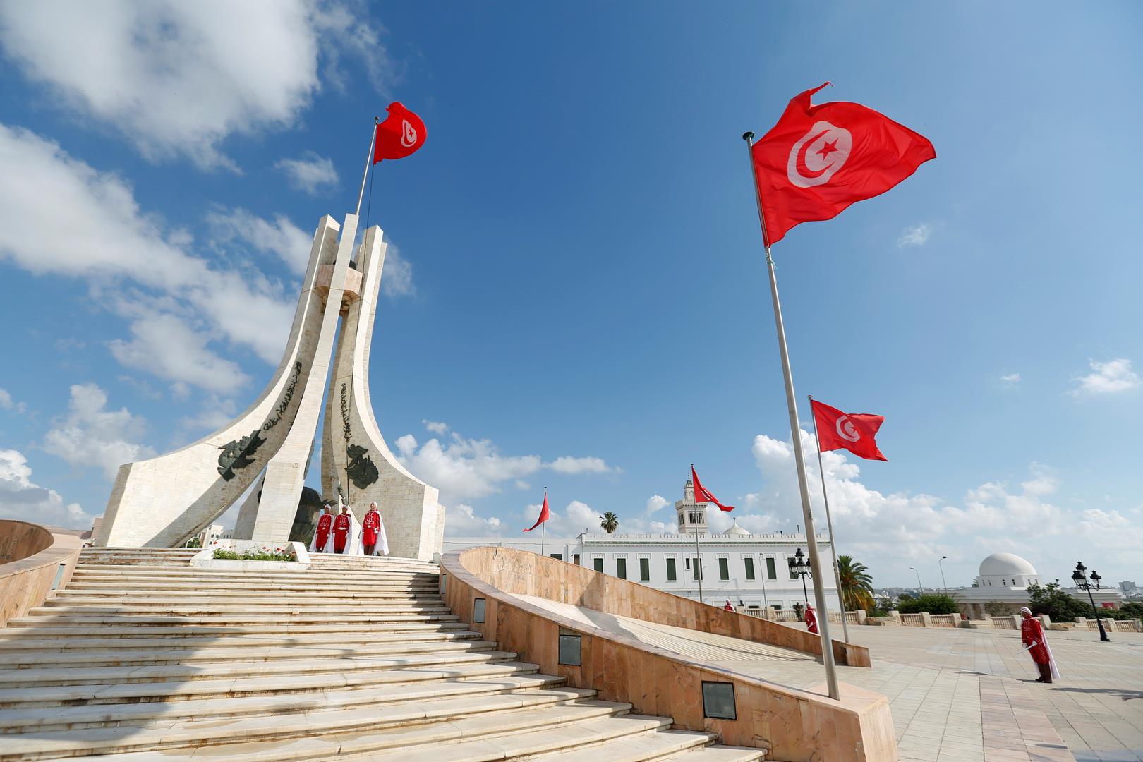 تونس تفرض حظر تجول ليليا وتمنع التجمعات لمكافحة وباء كوفيد-19