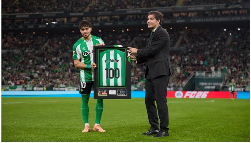 ريال بيتيس يحتفي بالزلزولي بعد وصوله إلى المباراة رقم 100