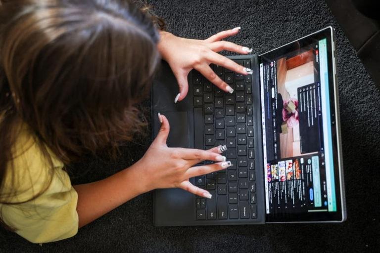 أستراليا تبدأ رسميا تطبيق حظر استخدام المراهقين الشبكات الاجتماعية