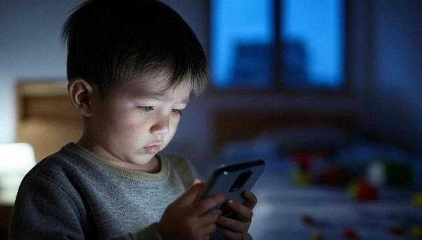 دراسة: امتلاك هواتف ذكية قبل سن المراهقة يرتبط بمخاطر صحية