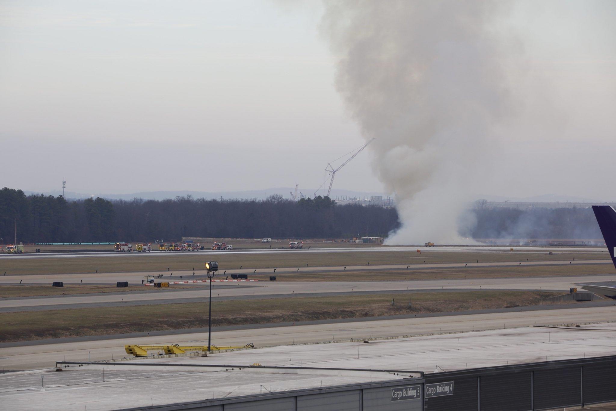 فيديو.. عطل في محرك طائرة "بوينغ 777" تسبب بحريق على أطراف مدرج مطار واشنطن