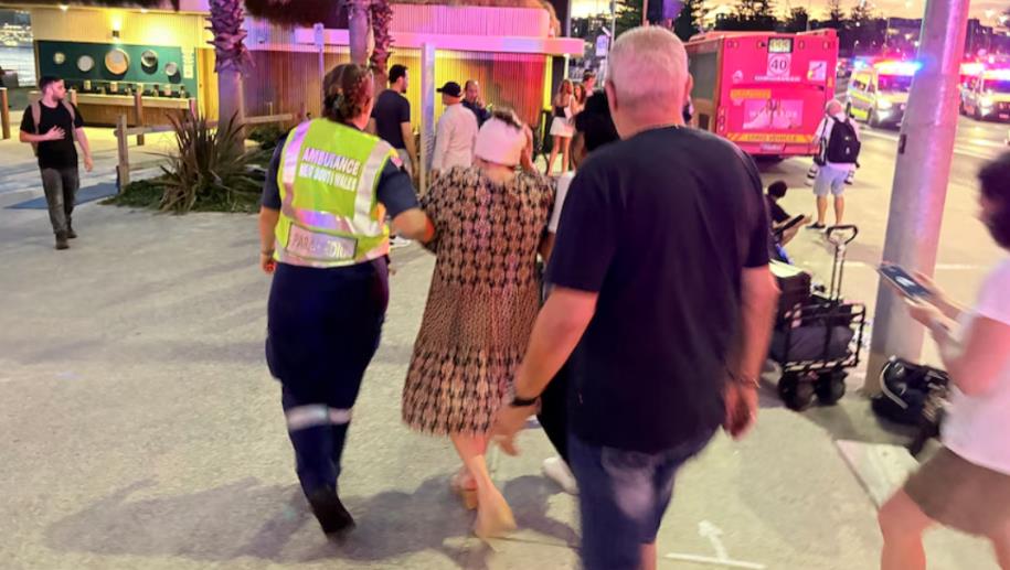 نقل 8 أشخاص إلى المستشفى إثر إصابتهم في إطلاق النار على شاطئ بونداي الأسترالي