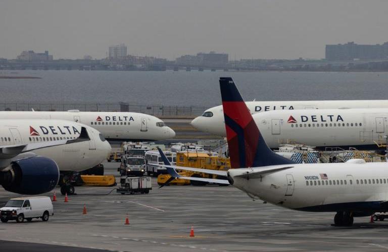 USA: plus de 2.000 vols annulés dimanche à cause d'Omicron et des intempéries