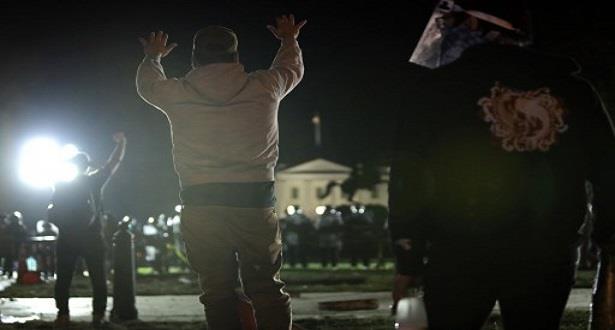USA: incendies et affrontements entre policiers et manifestants devant la Maison Blanche